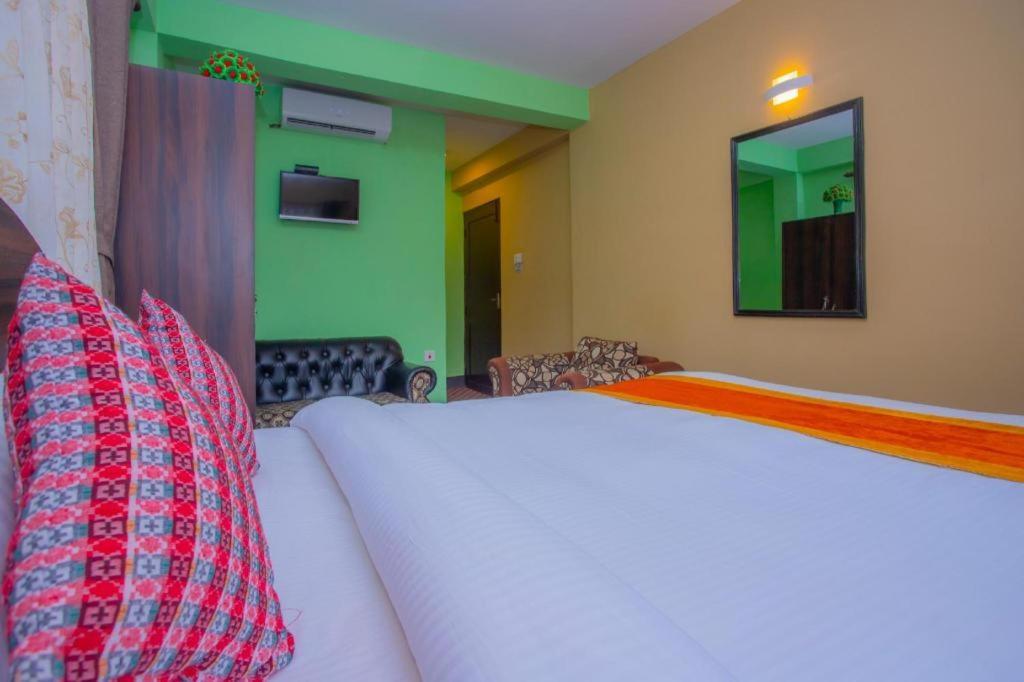 Oyo 492 Hotel Yeti Home Kathmandu Exterior photo